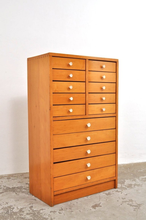 Armario escolar antiguo de madera de haya de la década de 1950.
