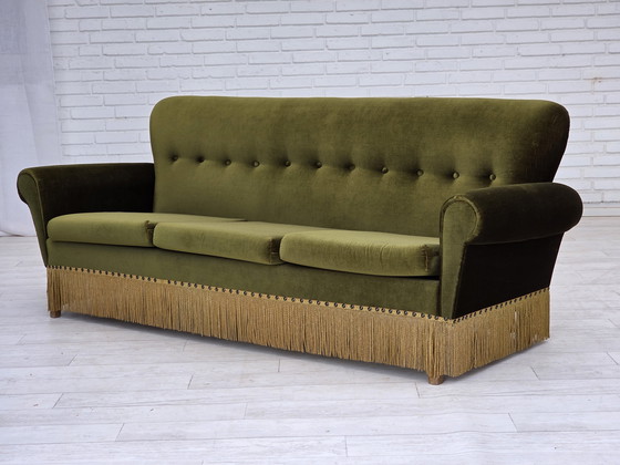 Image 1 of Sofá danés de tres plazas, años 70, terciopelo verde, patas de madera de fresno.