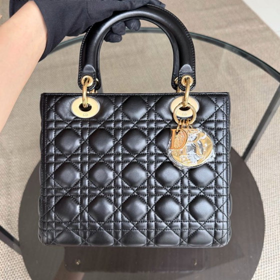 Image 1 of Dior Lady Medium - Pelle di agnello Canange, finiture nere e dorate.