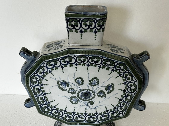 Image 1 of Vaso ottagonale, fine XIX secolo, in stile Delft - marchio non identificato