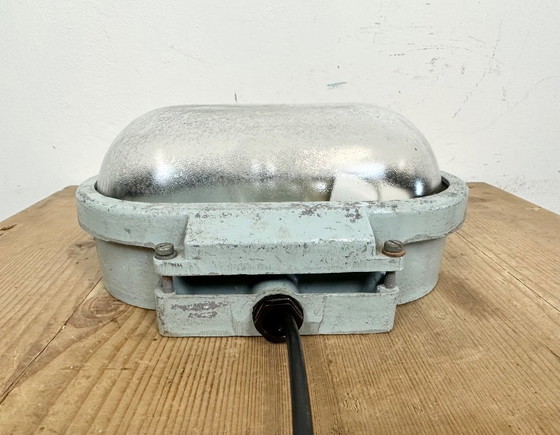 Image 1 of Industrielle Wandleuchte aus Aluminiumguss mit Milchglas von Elektrosvit, 1970er Jahre