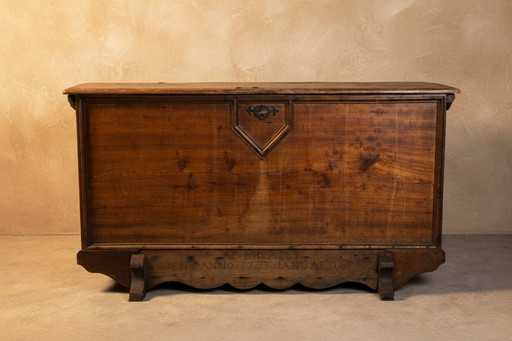 Cassapanca in legno con coperchio, fine XVIII secolo.