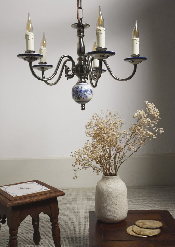 Image 1 of Lustre vintage en porcelaine de Delft bleu et blanc, suspension à 5 bras en céramique hollandaise de style cottagecore.
