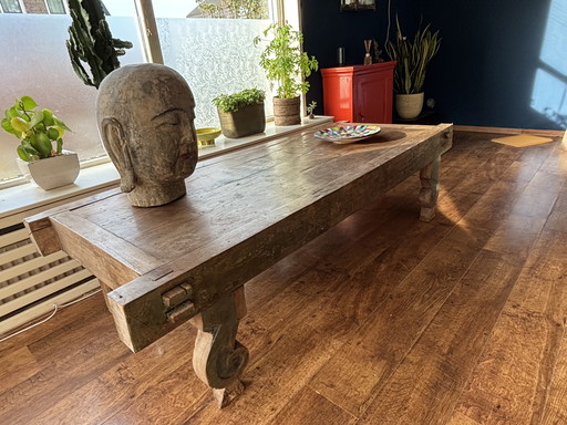 Mesa y sofá cama antiguos de estilo asiático