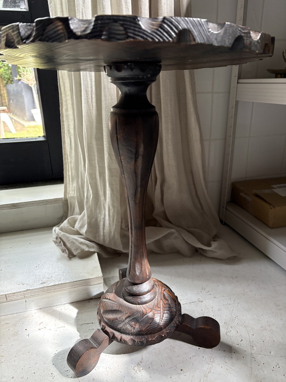Image 1 of Vintage Spaanse Brutalistische Driepoot Set – Jaren '60 (2 Stoelen + Tafel)