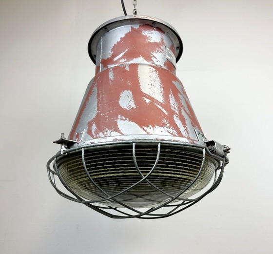 Image 1 of Suspension industrielle en forme de cage avec abat-jour en verre, de Mesko, années 1970