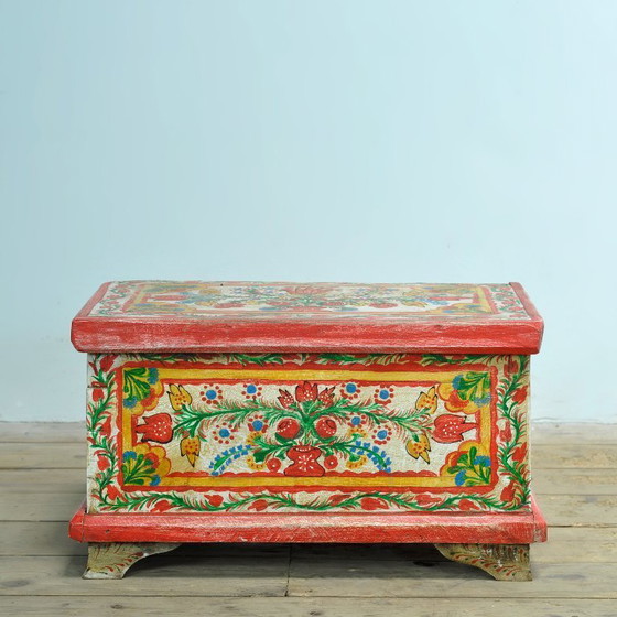 Image 1 of Pequeño cofre de arte popular, circa 1930.