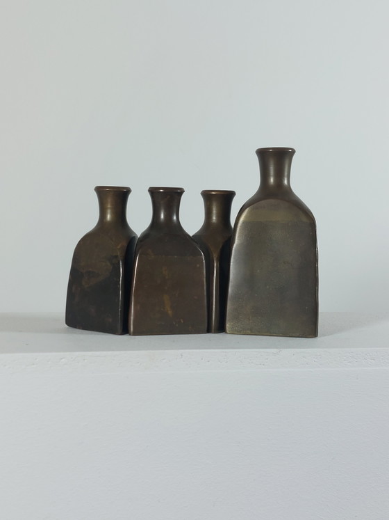 Image 1 of Kwintet van vier driehoekige messing vazen ​​met patina-afwerking.