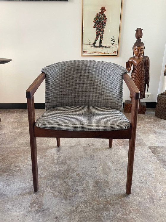 Image 1 of 4x Crail eetstoelen met arm walnoot stof Exclusive B, 22 Raven