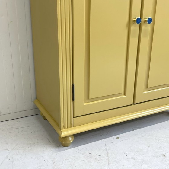 Image 1 of Mädchenkleiderschrank neu gestalten, ockergelb & neuer Kleiderschrank mit Knöpfen