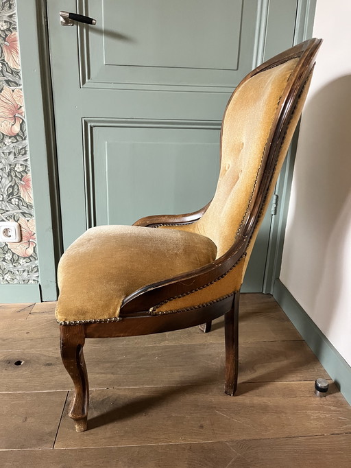 Fauteuil vintage avec revêtement en velours – structure classique en bois