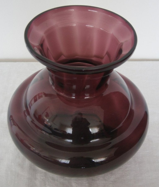 Art Deco Doyen vase, purple glass, 1930s, High 17 cm.