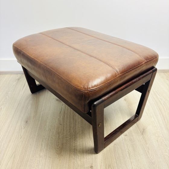 Image 1 of Scandinavisch houten hocker / zitje met cognac bekleding