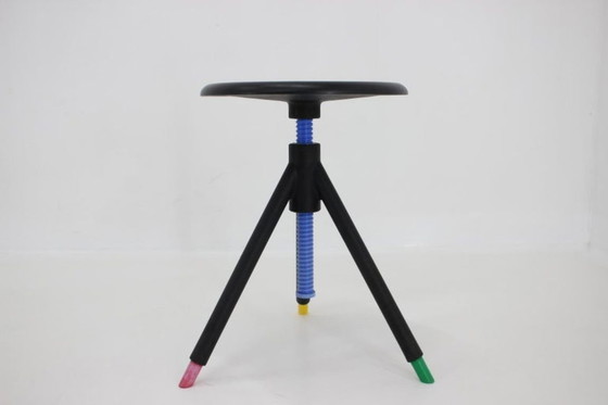 Image 1 of Italiaanse postmoderne verstelbare eettafel met schroefpoten en vier krukken in de stijl van Vico Magistretti, jaren 70.