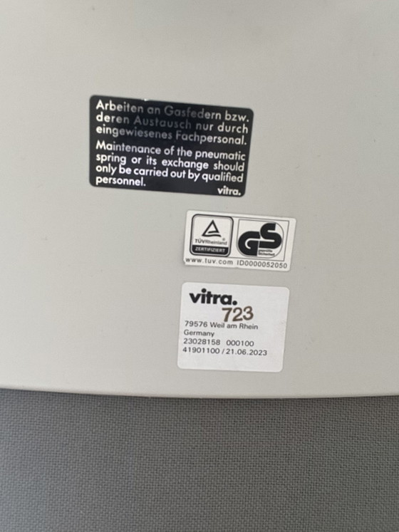 Image 1 of Vitra Rookie - Grijs