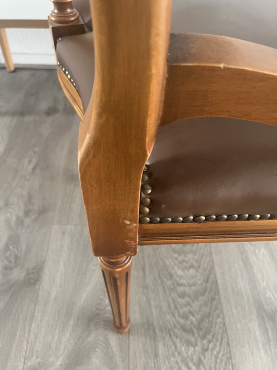 Image 1 of Fauteuil élégant à dossier en forme de bouclier de style Hepplewhite avec de magnifiques sculptures sur bois