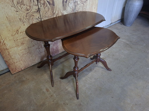 Set aus zwei klassischen Beistelltischen, Maße 70 x 36 cm und 44 cm hoch.