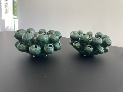Deux porte-bougies en céramique verte en forme de corail