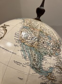Wereldbol op mooi uitgekerfde houten voet