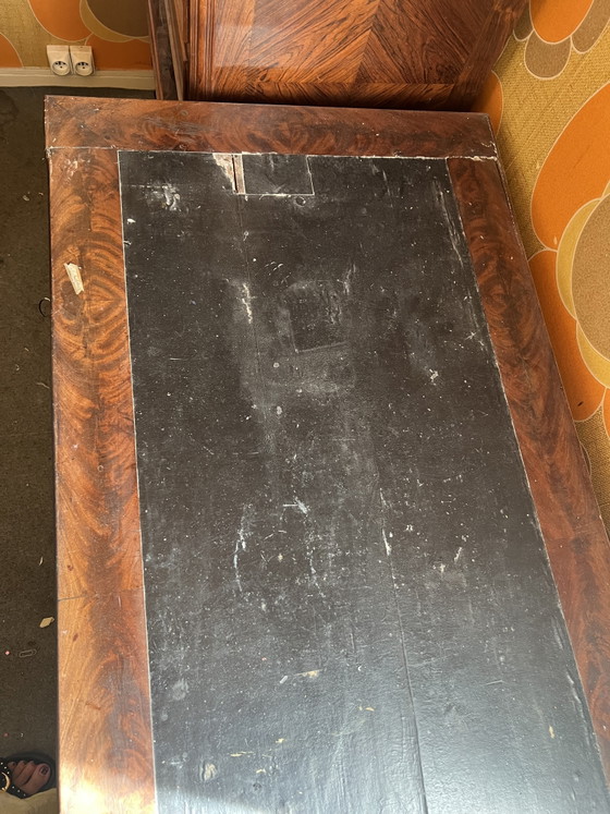Image 1 of Scrivania antica in legno massello con cassetti e piano in pelle nera, stile XIX secolo.