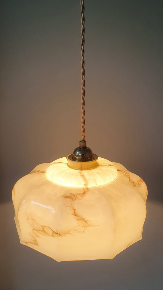 Suspension vintage Art Déco en verre opalin marbré beige., Métal, Transparent (photo 4 sur 18)
