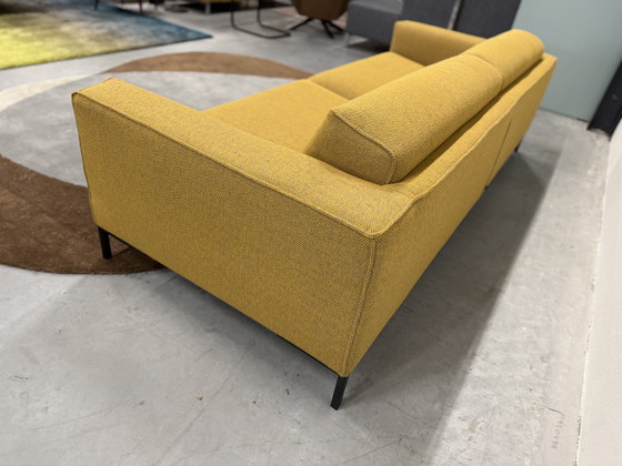 Image 1 of Diseño en stock Sofá Aikon de 4 plazas de tela amarilla