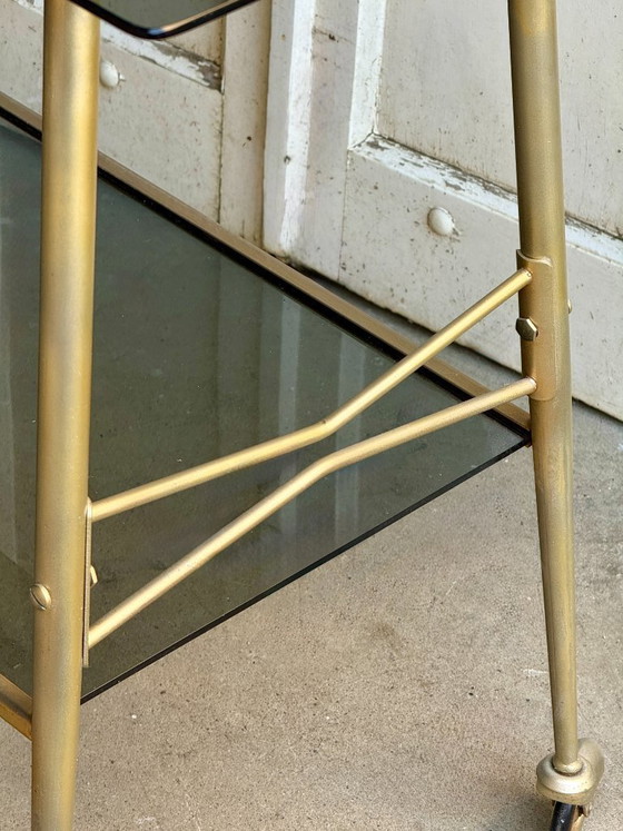 Image 1 of Carrello di servizio a due livelli in vetro fumé e metallo dorato