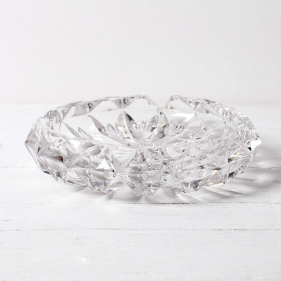 Vintage asbak van zwaar geslepen glas, groot rond accessoire uit het midden van de 20e eeuw. (photo 6 of 11)