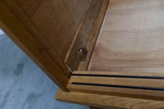 Image 1 of Kledingkast uit de jaren 50 met kompasvormige poten, schuifdeuren en een nieuw bovenblad.