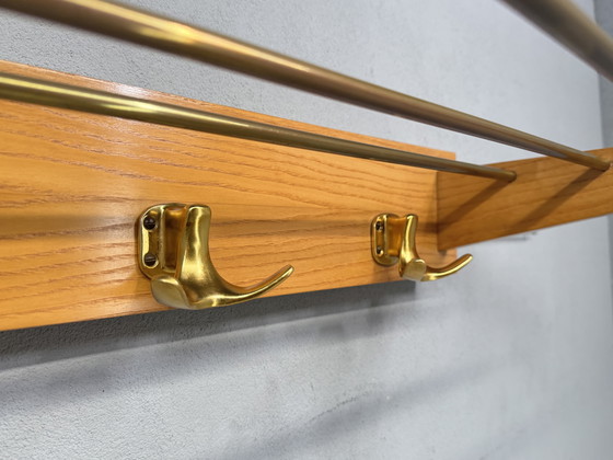 Image 1 of Appendiabiti vintage di metà secolo: legno e ottone, design senza tempo