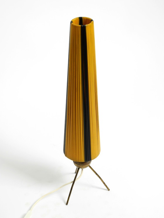 Image 1 of Seltene schöne Mid-Century Modern Tripod Messing Tischlampe mit Wrapped Nylon Strip Lampenschirm