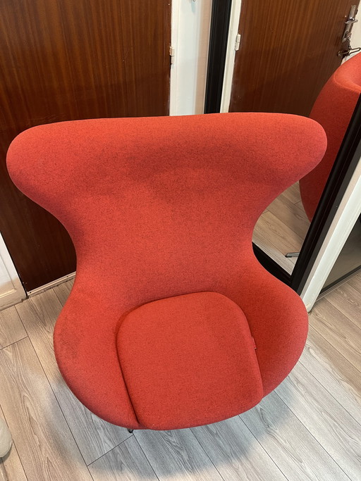 Poltrona Egg di Arne Jacobsen per Fritz Hansen – Modello originale rosso