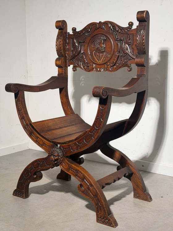 Silla Savonarola antigua de estilo neorrenacentista – Roble tallado a mano – 105 cm – Sillones (photo 3 of 5)