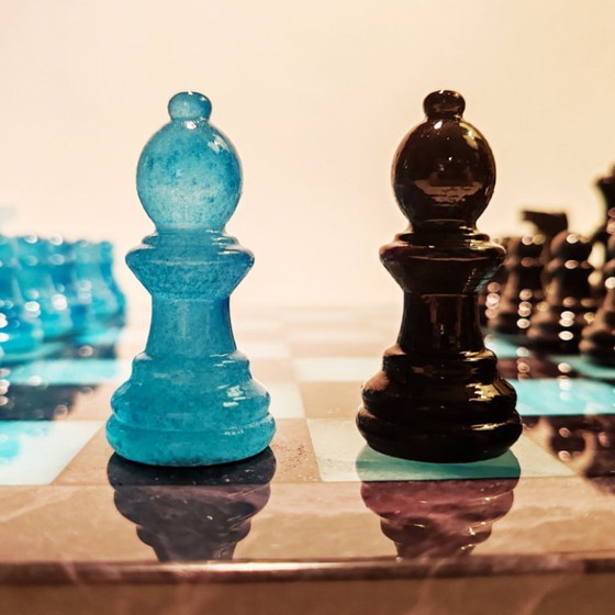 Image 1 of Jeu d'échecs de luxe vintage des années 1970 en véritable albâtre de Volterra sculpté à la main - Noir et bleu ciel - Fabriqué e