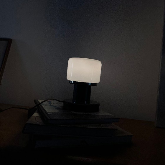 Kleine Tischlampe mit Opalglas-Kugel und Lederbezogenem Fuß – Tischlampen (photo 2 of 9)