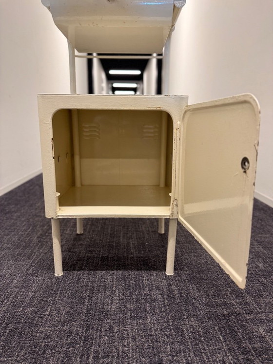 Image 1 of Armadietti ospedalieri industriali di metà secolo (set di 2) – Cecoslovacchia