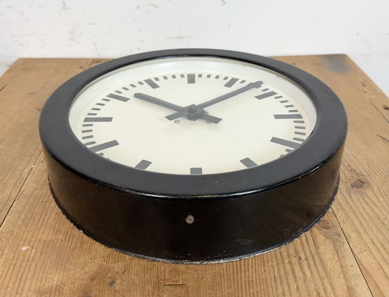 Image 1 of Horloge murale industrielle allemande noire, années 1950