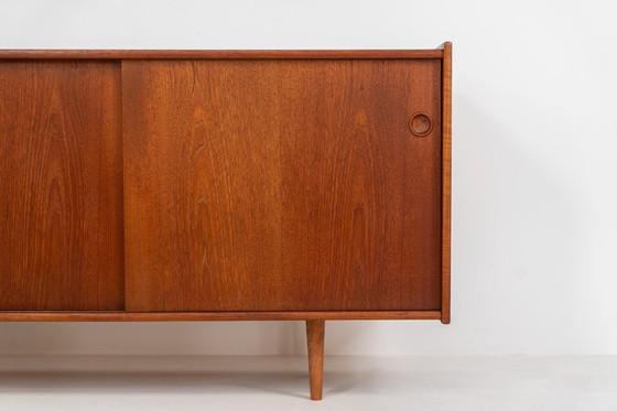 Image 1 of Aparador de teca de Nils Jonsson para Hugo Troeds (Suecia, años 50).
