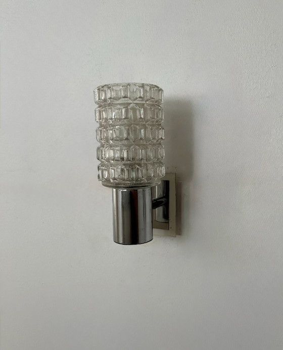 Image 1 of Paire d'appliques vintage, métal chromé et verre moulé pressé, Italie, 1970