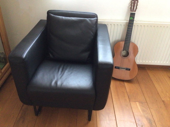 Image 1 of Montél Trial Sessel aus schwarzem Leder, ab 2023.