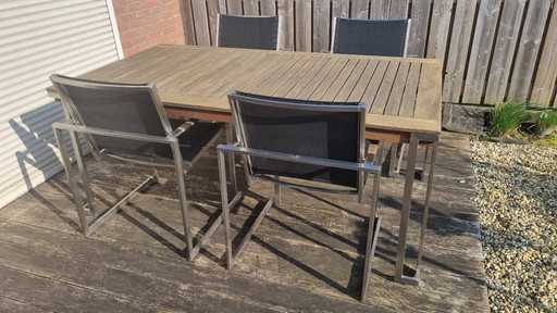Set da giardino con tavolo in teak e 4 sedie in acciaio inox, realizzato in teak e textilene.