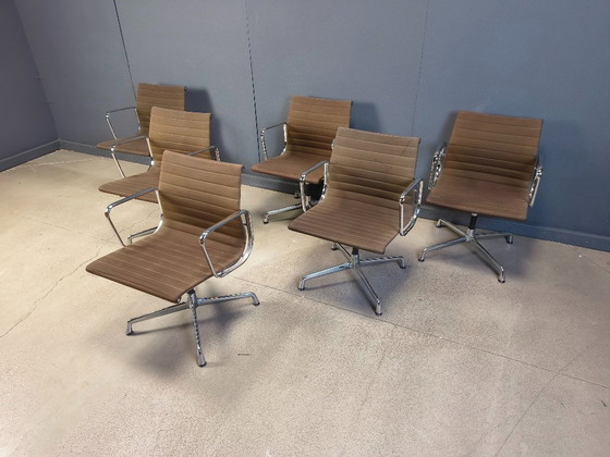 Image 1 of Paire de chaises de bureau vintage Eames pour Herman Miller EA108 Alu Range, années 1980 - lot de 6