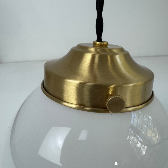 Image 1 of PAIRE D’ANCIENNES SUSPENSIONS EN OPALINE VINTAGE 13 CM