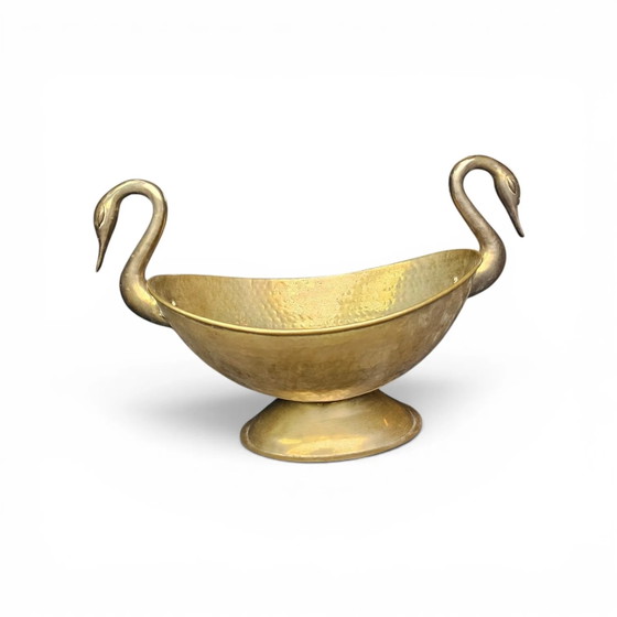 Ovale Schale aus gehämmertem Messing mit Schwanengriffen – Tischdekoration, Brass, Mid Century Modern (photo 2 of 7)