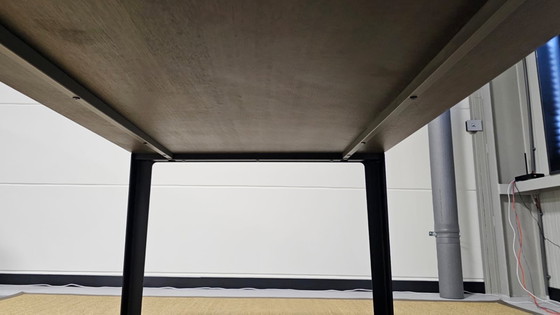 Image 1 of Leolux kalia eetkamertafel 280x100; blad = eiken; frame = epoxy; pootdoppen = zwart