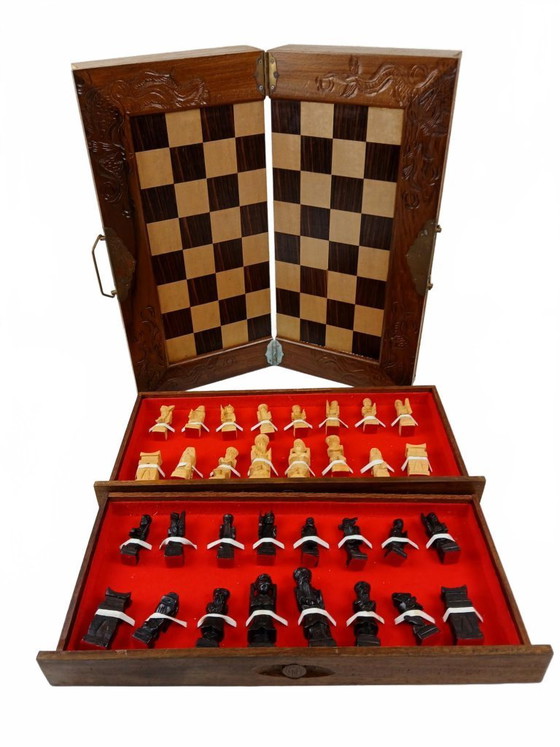 Image 1 of Prachtig Handgestoken Chinees Schaakspel in Houten Koffer