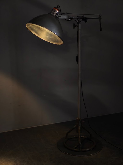 Tsjechische industriële chirurgische vloerlamp uit een militair ziekenhuis, jaren 1950