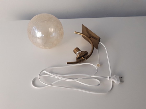 Image 1 of Lampada da parete vintage Richard Essig con paralume a sfera in ottone e vetro ghiacciato, lampada da parete mcm