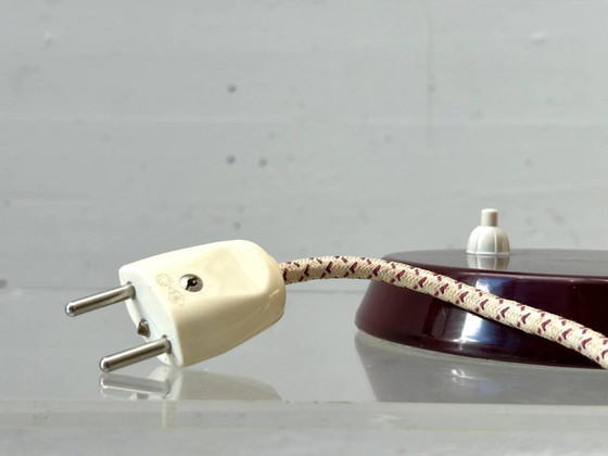 Image 1 of Tafellamp met messing arm en gelakte metalen kap, Italië jaren 1950