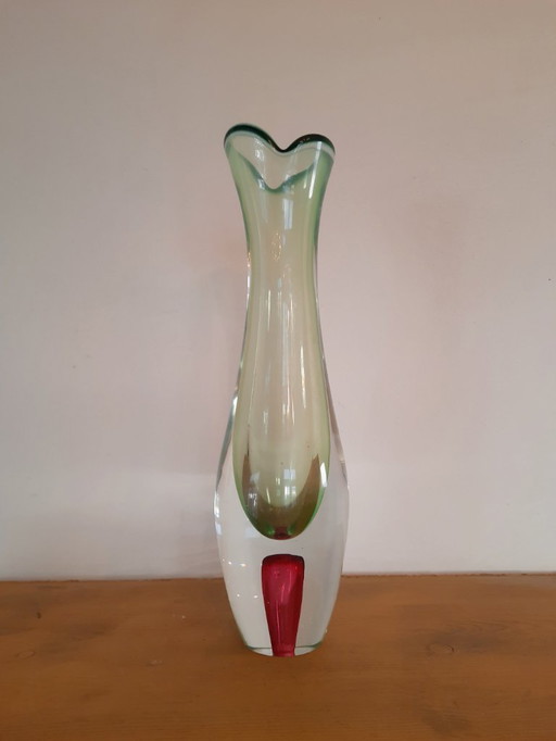 Rubin-Kunstglasvase aus der Mitte des 20. Jahrhunderts, ca. 1960-70